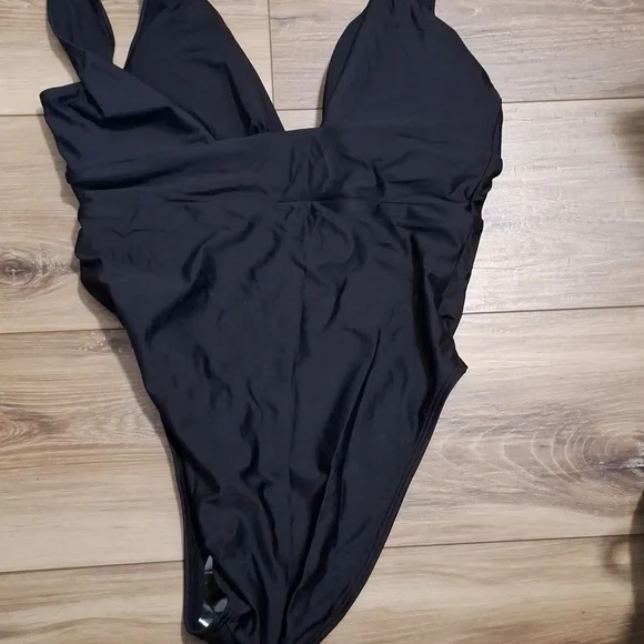 Quince Italian Plunge One-Piece Swimsuit Black M NWT - Picture 5 of 5